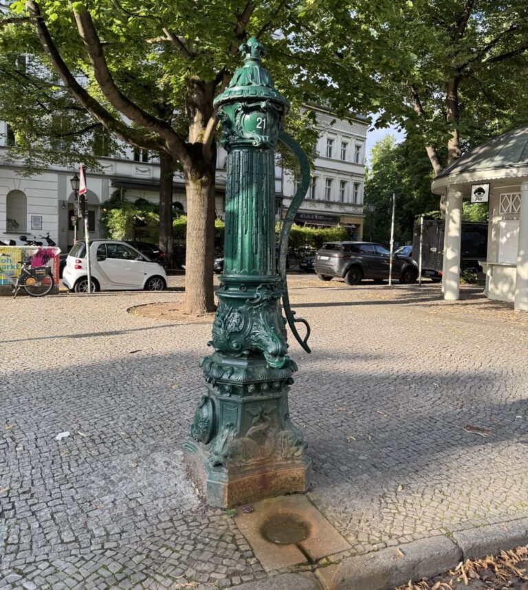 Hüpferling im Hitzestress. Erste Ergebnisse aus dem Schwengelpumpenprojekt der AG Klima & Umwelt zeigen: das Grundwasser unter Neukölln wird zu warm